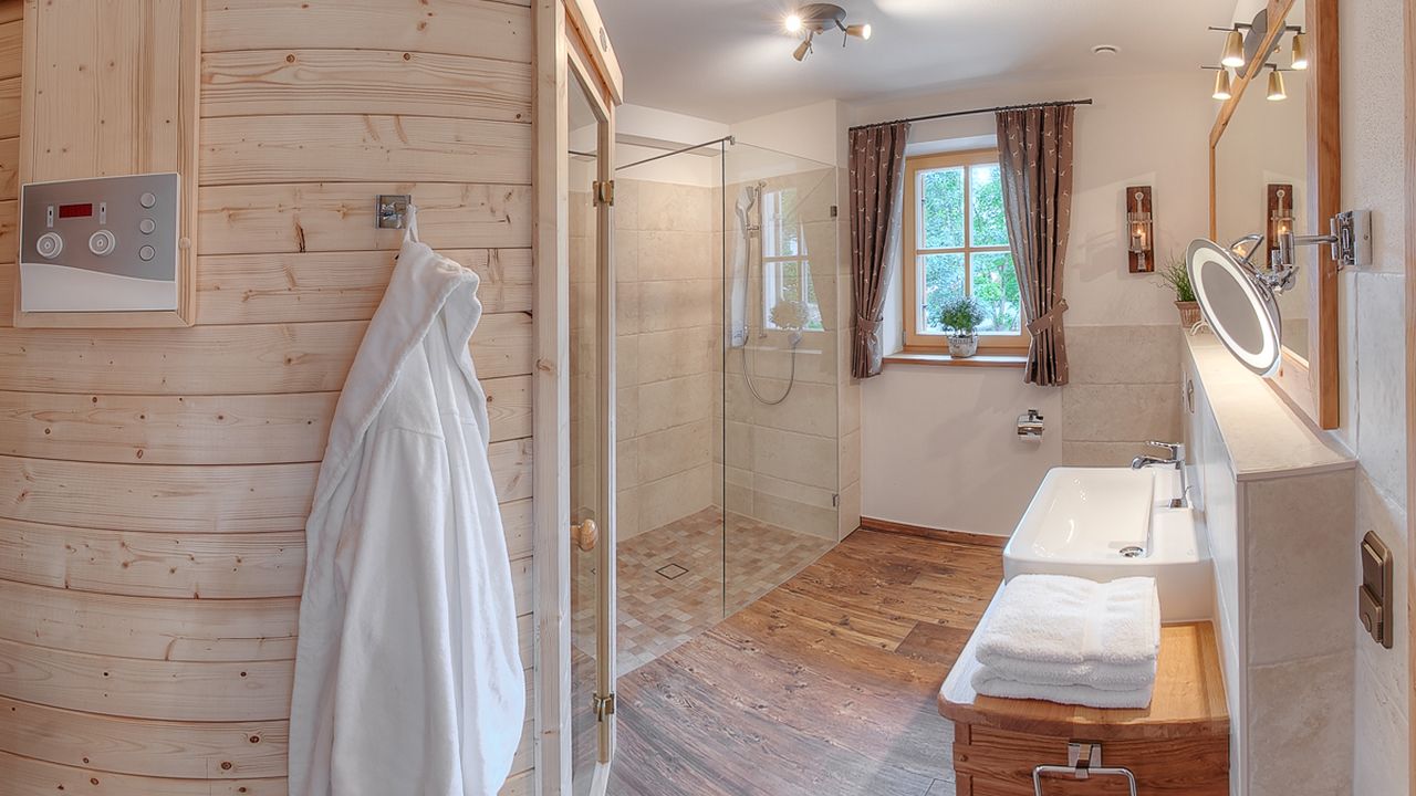 Bad II mit Sauna, Dusche, Waschtisch und WC Bad II mit Sauna, Dusche, Waschtisch und WC
